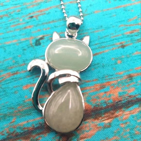 NWOT Green Aventurine Crystal Cat Pendant on 925 Silver Chain - Picture 1 of 2